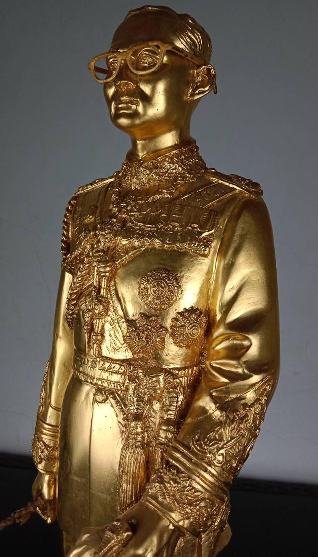 69.พระบรมรูปหล่อโลหะในหลวงรัชกาลที่9 พระบาทสมเด็จพระปรมินทรมหาภูมิพลอดุลยเดช(ทอง) รูปที่ 10