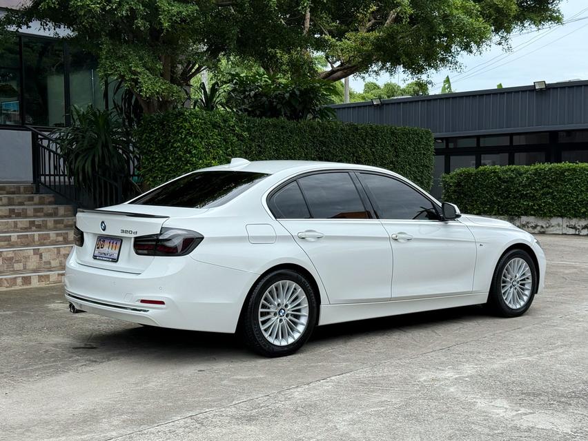2018 BMW 320D F30 LCI รถมือเดียวออกป้ายแดง วิ่งน้อยเพียง 54,000 กม สภาพเหมือนรถใหม่ รถไม่เคยมีอุบัติเหตุครับ 3