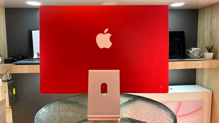 คอมตั้งโต๊ะสีแดงยี่ห้อ Apple 3