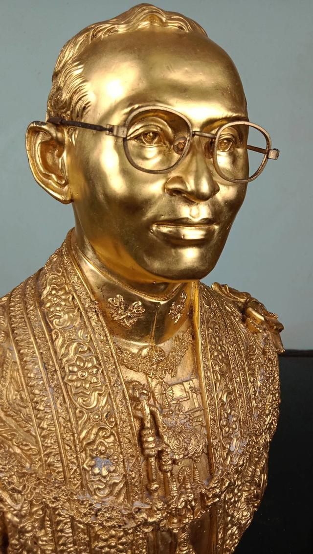 730.พระบรมรูปครึ่งพระองค์ในหลวงรัชกาลที่ 9 พระบาทสมเด็จพระปรมินทรมหาภูมิพลอดุลยเดช ทรงชุดฉลองพระองค์เต็มยศ รูปที่ 9