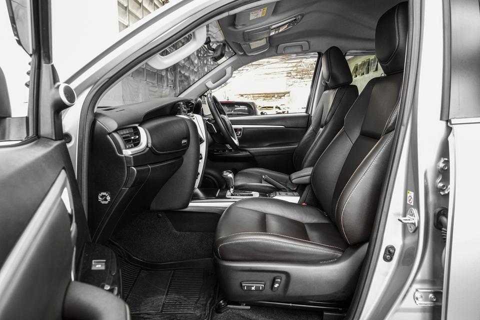 2018 TOYOTA FORTUNER 2.4 V 4WD สีเทา ไมล์ 147768 กม.  18