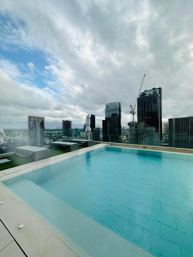 ”The Strand Thong Lor” is an ultra luxury condominium which located at the front of Soi Thong Lor just  1 minute walk to BTS Thong Lor Station . 1