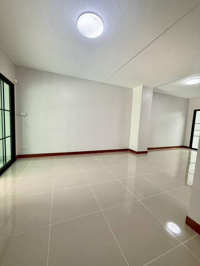 หมู่บ้านสิรารมย์ บ้านกล้วย-ไทรน้อย บางบัวทอง ทาวน์เฮาส์ 2 ชั้น ตกแต่งใหม่พร้อมอยู่  มีระเบียงด้านหน้า โครงการของแลนด์&เฮ้าส์ 7