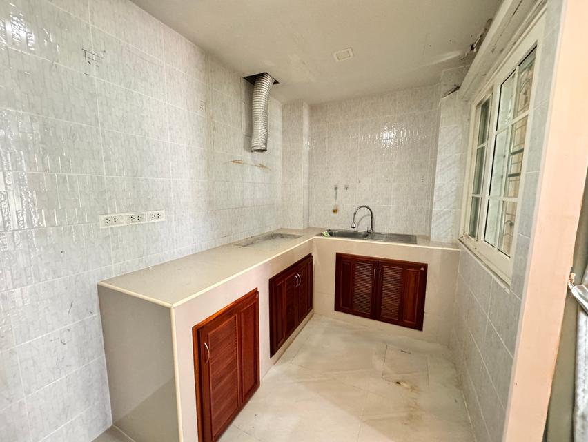 ขายทาวน์เฮ้าส์สวย พร้อมอยู่ ทำเลดี “โกลเด้นทาวน์ รามอินทรา-วงแหวน' 6