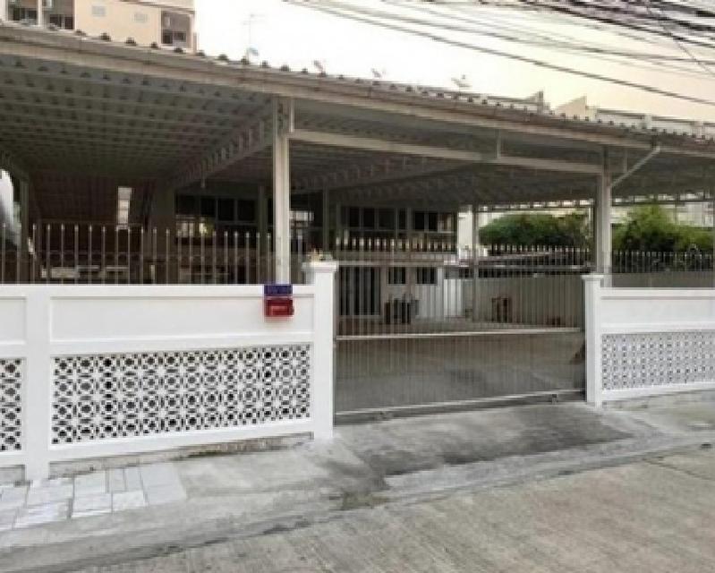 ให้เช่าบ้านเดี่ยว 2 ชั้น ซอยลาดพร้าว เข้าซอย 150 เมตร ทำเลดีมาก ใกล้ MRT ลาดพร้าว เดินได้ พื้นที่ดิน 105 ตารางวา แอร์ -3 เครื่อง 5