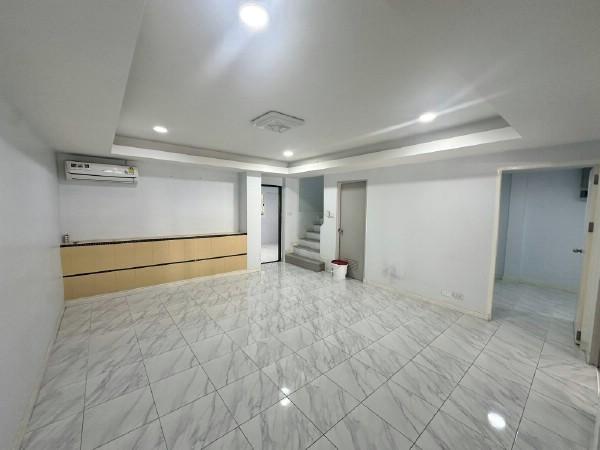 ให้เช่าโฮมออฟฟิศสรีโนเวทใหม่ย่านลาดพร้าว80 พื้นที่ใช้สอย 300 ตรม. พิกัดเขตวังทองหลาง กรุงเทพฯ ใกล้ MRT ลาดพร้าว 71 18