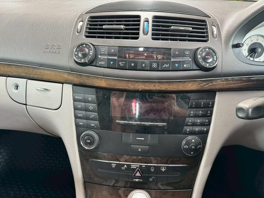 2003 Mercedes-Benz E240 W211 V6 AT ขายสด ฟรี VAT 7% เล่มทะเบียน ชุดโอนครบ รูปที่ 12