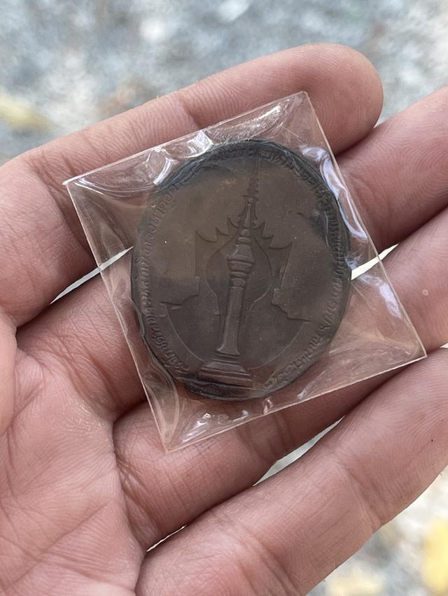 เหรียญท้าวเวสสุวรรณที่ระลึกสมโภชศาลพระหลักเมือง จังหวัดอุดรธานี รุ่นปี พ.ศ. 2542 รูปย่อยที่ 2