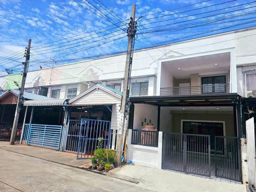 หมู่บ้านนครทองปาร์ควิว3  บางบัวทองทาวน์เฮ้าส์ 2 ชั้น ถนนเมน ตกแต่งใหม่พร้อมอยู่ มีระเบียงด้านหน้า 3