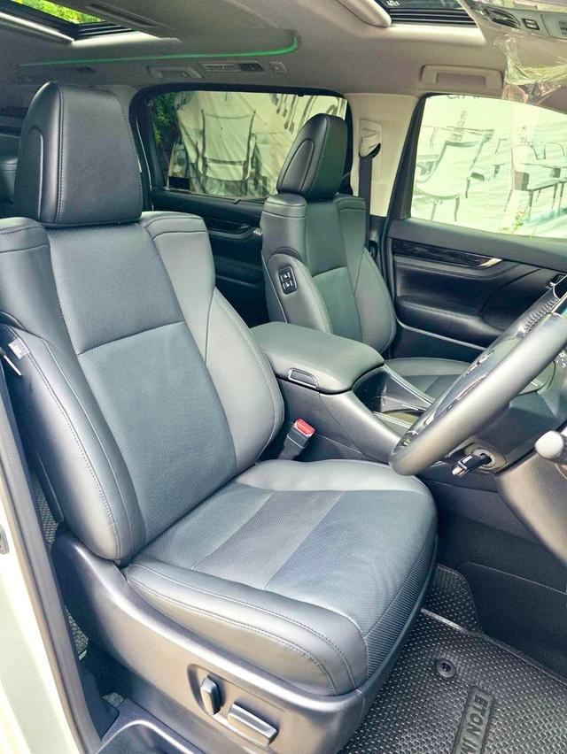 Toyota ALPHARD 2.5SC PACKAGE สีขาว ปี 2022 ไมล์ 20,000 กม.  8