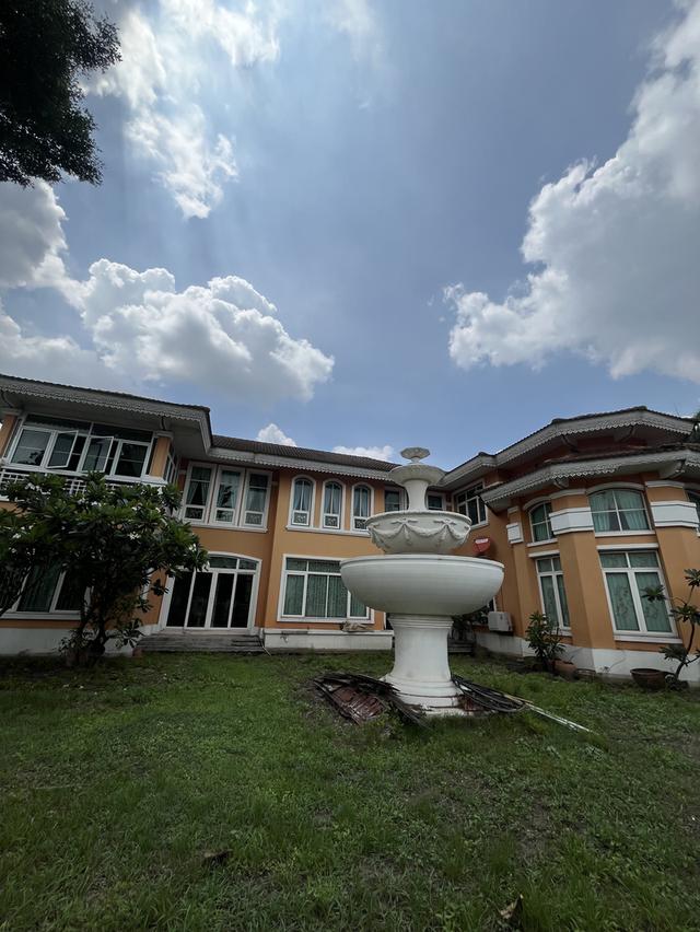 บ้านพร้อมที่ดิน 330 ตรว. แปลงใหญ่หายากในหมู่บ้านธัญธานี โฮม ออนกรีน ติดสนามกอล์ฟ เหมาะกับครอบครัวใหญ่ทำพู หรือสายเรนโนเวททำกำไร 17.9 ล้านบาท รา 1