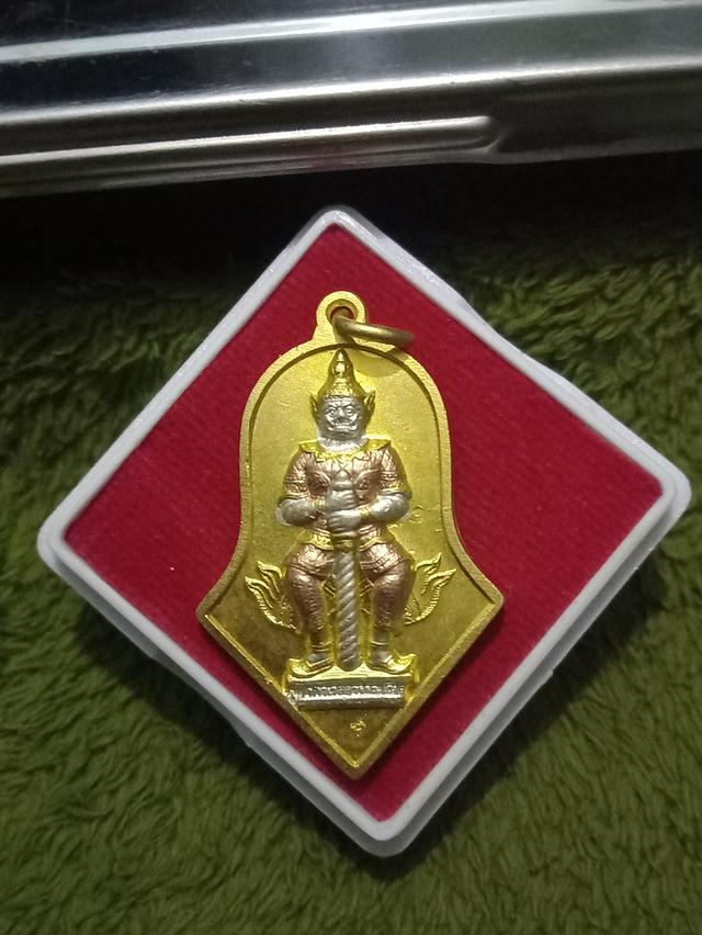 	เหรียญท้าวเวสสุวรรณ จำปีใหญ่ รุ่นแรก เนื้อทองแดงชุบ 3K หลวงพ่ออิฏฐ์ วัดจุฬามณี ปี 2545 1