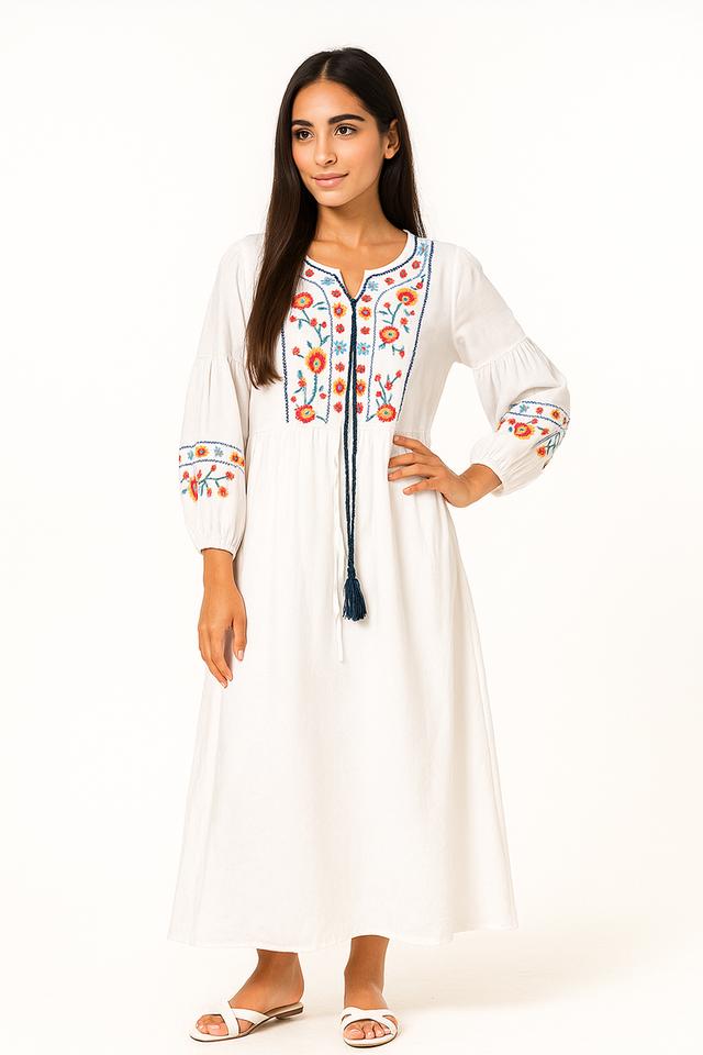 เดรสแม็กซี่ยาวปักลายดอกไม้สไตล์โบฮีเมียน (Boho Embroidered Maxi Dress – White)_@SP016