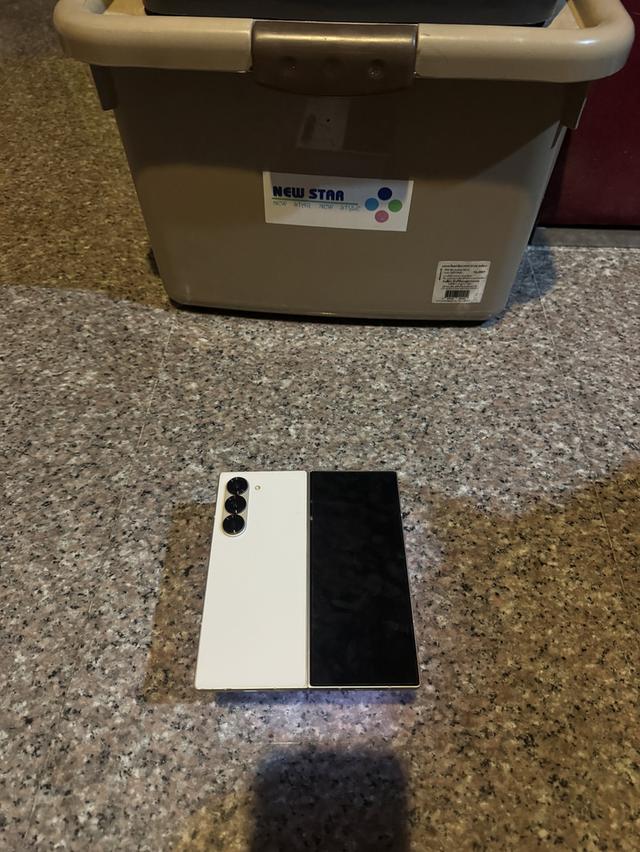 ขายๆๆๆถูกSamsungFold6สีหายากSilver Shadow 512กิ๊กสูนTrueสภาพสวยการใช้งานดีเยี่ยมทุกๆฟังชั่นเครื่องรีสโตได้ตลอดไม่มีติดแอคเค้าใดๆคับ ( จอขาวจั๊วไม่มีจุ รูปที่ 2