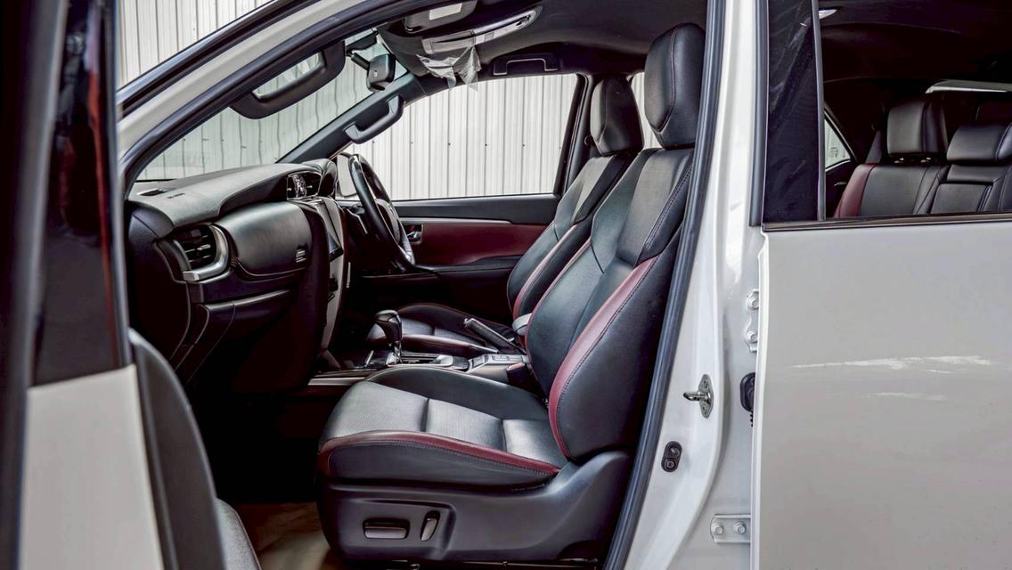 TOYOTA FORTUNER 2.4 LEGENDER BLACK TOP ปี 2020 สีขาว ดำ โฉม ปี15-ปัจจุบัน รูปที่ 9