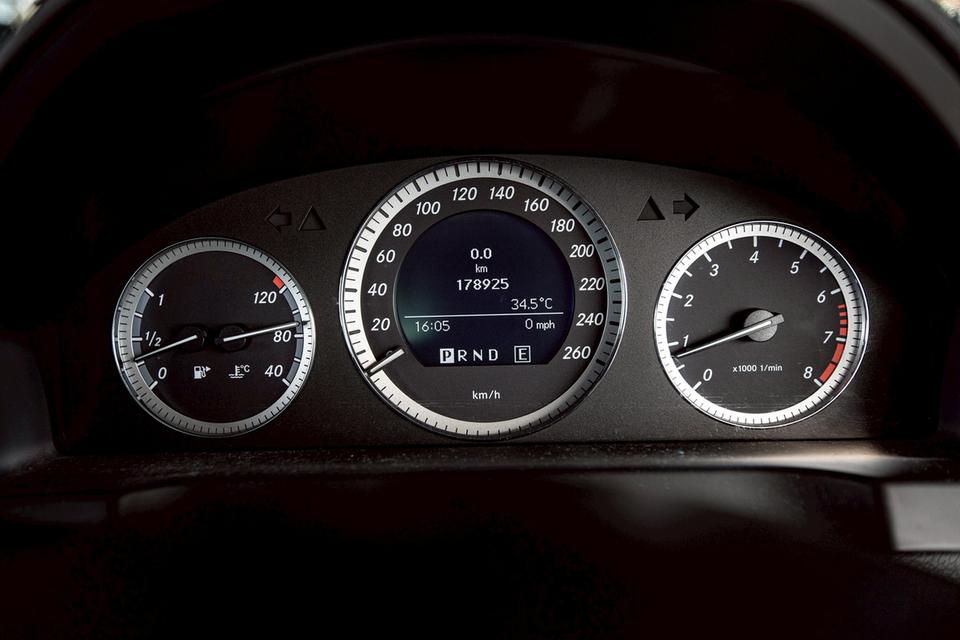 Benz C200 CGI BE ปี 2011 สีดำ มือเดียวป้ายแดง 15