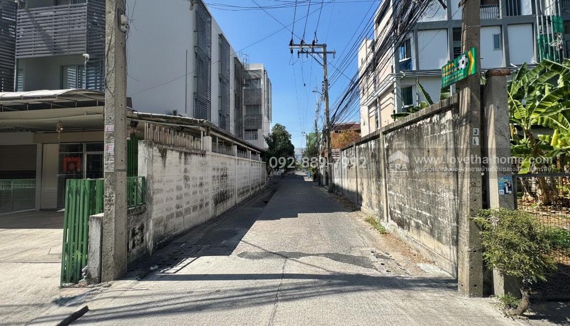 ขายที่ดิน ถนนลาดพร้าว80 ซอย22 พื้นที่ 100 ตารางวา พร้อมสิ่งปลูกสร้างบ้าน 2 ชั้น ขายเพียง 14 ล้านบาท ใกล้รถไฟฟ้าสายสีเหลือง สถานีลาดพร้าว71 11