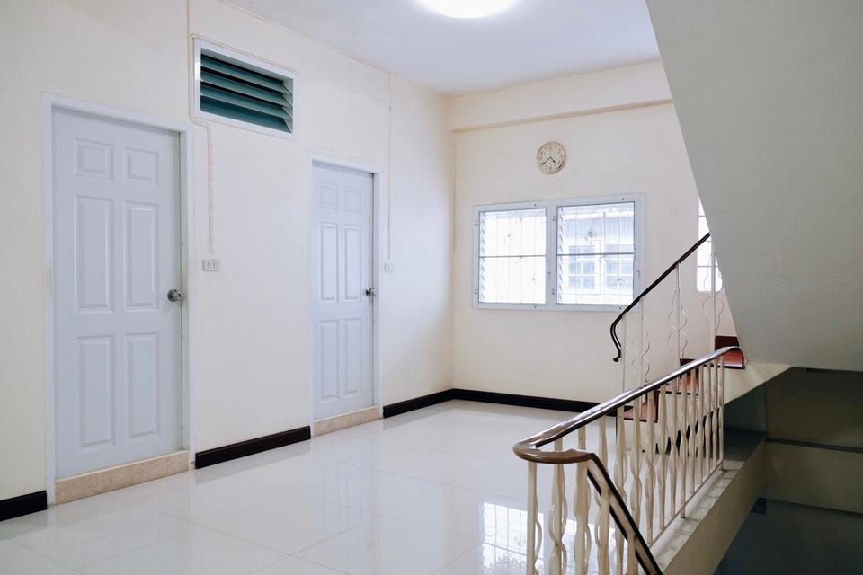 ขายอาคารพาณิชย์พร้อมที่ดิน 2 คูหา ประชาอุทิศ 27/1 รีโนเวทสภาพใหม่ ราคา 9.9 ล้าน 13