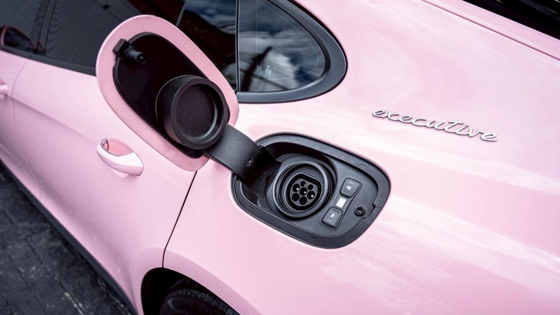 Porsche Panamera 4 E-Hybrid Executive 2018 สีขาว Wrap กันรอยสีชมพู รูปที่ 18