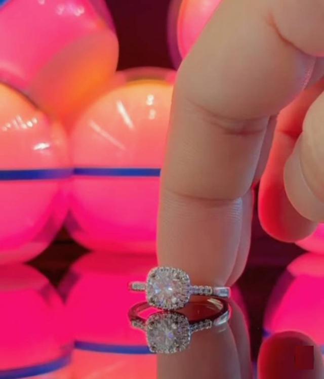 เเหวนเพชร ขึ้นตัวเรือน สั่งทำในเเบบที่ใจชอบ ราคาสบายกระเป๋า พร้อมใบรับประกันสินค้าทุกชิ้น - ปุอามี่ Diamond Lap Rama2 (083-2469526)