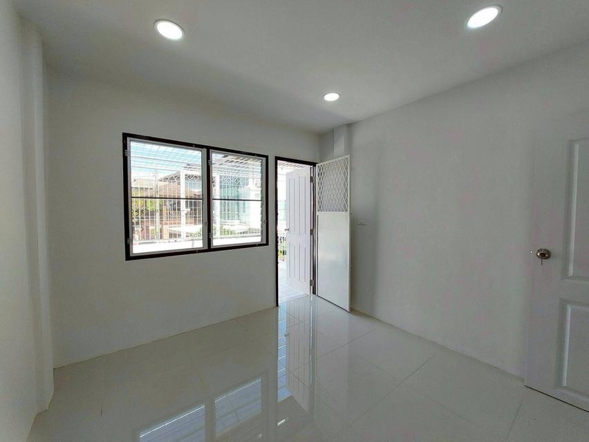 ขายทาวน์เฮ้าส์ 2 ชั้น หมู่บ้านรินรดา ซอยนวลจันทร์ 24 ขนาด 28.5 ตร.ว. รีโนเวทใหม่ ใกล้แฟชั่นไอส์แลนด์ บึงกุ่ม กรุงเทพฯ 9