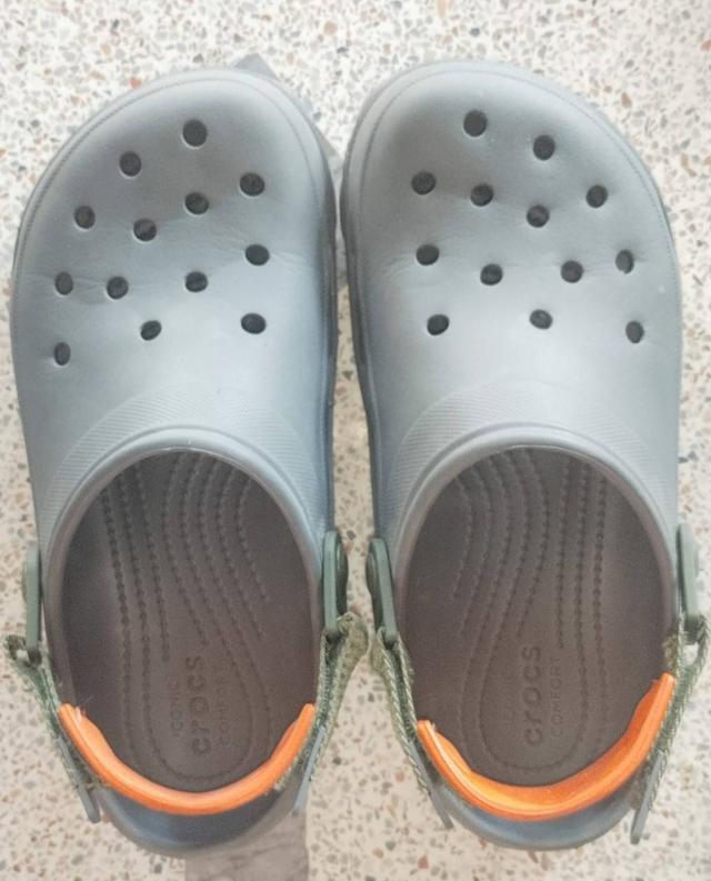 Crocs รองเท้าลำลองผู้ชาย สวยๆ ใหม่เอี่ยม รูปที่ 4