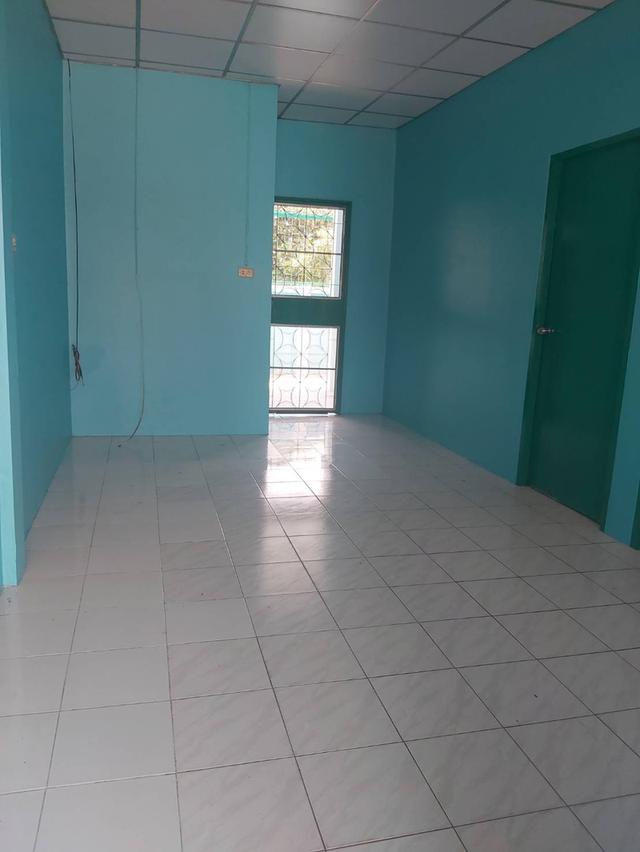 ให้เช่าทาวน์เฮ้าส์ชั้นเดียว ถูก 5500บ แอร์1เครื่องและตู้เย็น 35ตร.ว. ติดถ.เก้ากิโล ม.สามัคคี ศรีราชา ปลอดน้ำท่วม ปลอดภัย มีร้านอาหาร 5