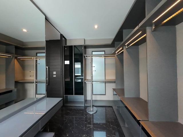 MTR99 ขาย/เช่าทาวน์โฮมหรู 3 ชั้น 224 ตร.ม. ตกแต่งครบ มี Sky Hall Penthouse, Walk-in Closet, แอร์ 6 เครื่อง และรองรับ EV Charger 3