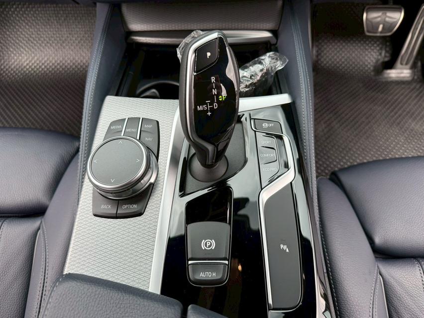 BMW 520 d M-Sport ปี 20 สีเทา ดีเซล ไมล์น้อย 71000 โลแท้ๆ เจ้าของมือเดียวสภาพเหมือนป้ายแดง รถสีเดิม รถออกศูนย์ 10