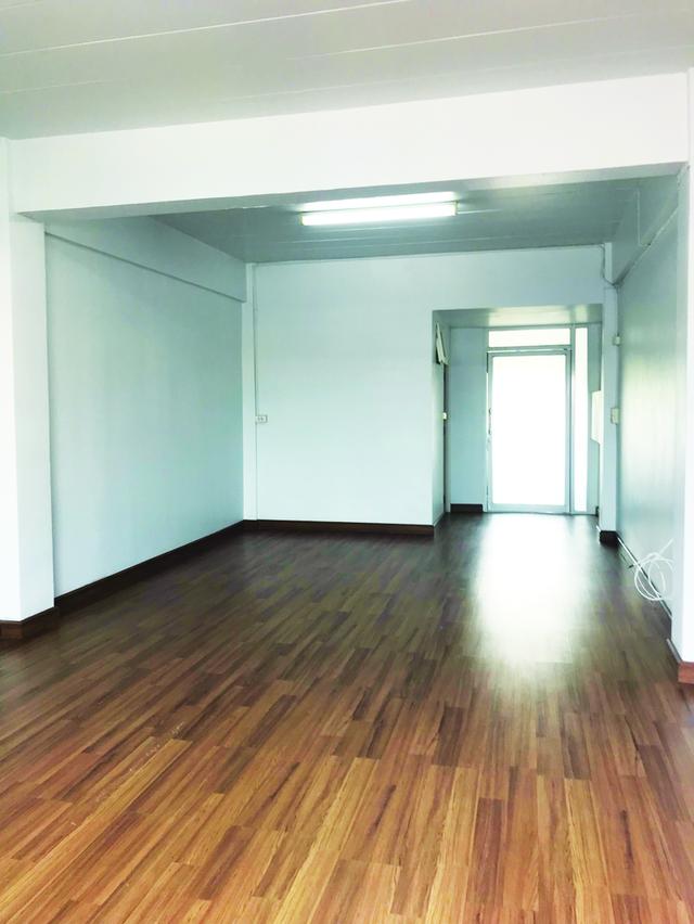 อาคารพาณิชย์ 4 ชั้น + ชั้นลอย + ชั้นดาดฟ้า อยู่ ซอยกรมที่ดิน บางบัวทอง 5