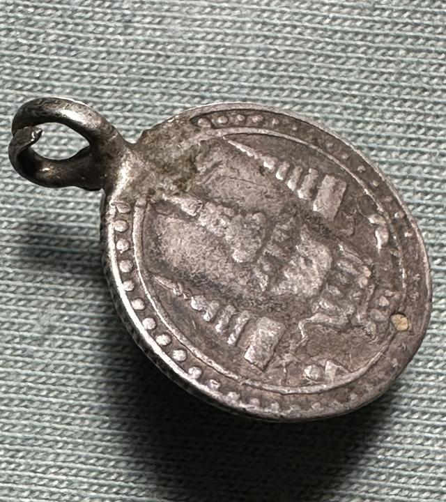 เหรียญเงิน สมัยรัชกาลที่ 5 ตราพระมหามงกุฎ-ช้างในวงจักร(มีรอยจารเก่าเดิม ไม่ทราบคณาจารย์) รูปที่ 5