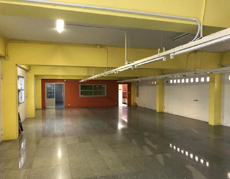 ให้เช่าโกดังพร้อมสำนักงาน 2 ชั้น / ทำเล พุทธมณฑลสาย 5 ซอย 4 เข้าออกได้หลายทาง เพชรเกษม หรือ อ้อมน้อย / พื้นที่ใช้สอยโกดัง 2 ชั้น 800 ตารางเมตร / ที่จอ 2