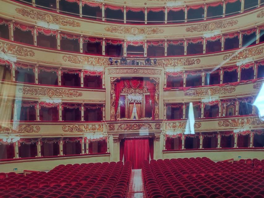 ภาพถ่าย La Scala Di Milano By Hartman Burnard