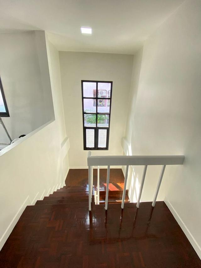 ขายบ้านเดี่ยว 2 ชั้น  เนื้อที่ 125 ตารางวา  หมู่บ้านเมืองเอกรังสิต ถนนพหลโยธิน ตำบลหลักหก อำเภอเมืองปทุมธานี จังหว 19