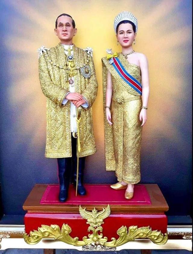 รูปปั้นในหลวงรัชกาลที่9 คู่กับพระราชินี รูปปั้นหุ่นขี้ผึ้งในหลวงรัชกาลที่9