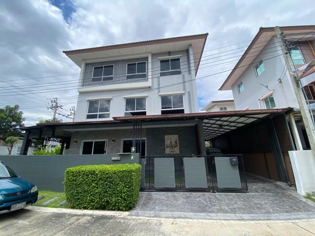ขายบ้านเดี่ยว 3 ชั้น หมู่บ้าน Casa Grand สุขาภิบาล 5 เนื้อที่ 75 ตร.วา หลังใหญ่แปลงมุม บ้านตกแต่งเฟอร์นิเจอร์ครบพร้อมอยู่  ใกล้ทางด่วนสุขาภิบาล5  1