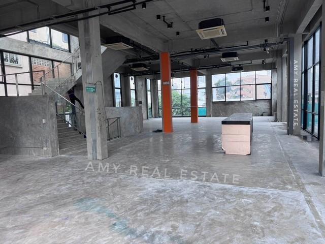 ให้เช่าอาคาร2.5ชั้น 900 ตร.ม. ย่านห้วยขวาง สุทธิสาร ดินแดง จอดรถ 30 คัน เหมาะทำสำนักงานออฟิศและกิจการอื่นๆร้านอาหาร ชาบู คาเฟ่ ใกล้MRTห้วยขวาง 4