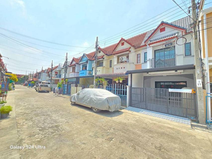 หมู่บ้านสวีทโฮมปาร์ค บางบัวทองทาวน์เฮ้าส์ 2 ชั้น ตกแต่งใหม่ มีสระว่ายน้ำในหมู่บ้าน ถนนบางกรวย-ไทรน้อย มีระเบียงด้านหน้า 2