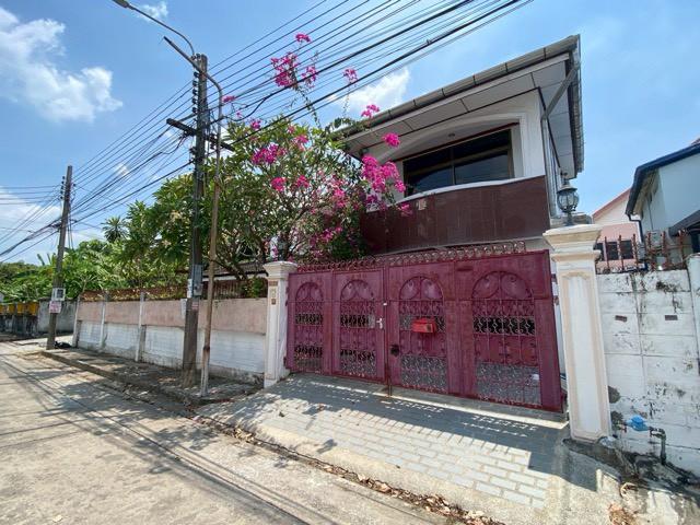 ให้เช่าบ้านเดี่ยว 2 ชั้น เนื้อที่ 90 ตร.วา ซอยรามคำแหง 21 ใกล้ทาว์อินทาว์ พร้อมเฟอร์นิเจอร์ เดินทางสะดวกไปเอกมัย ทองหล่อ ใกล้ทางด่วนมอเตอร์เวย์ 1