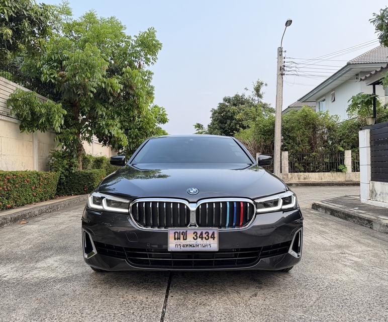 รหัสรถ AP3434 Bmw 530e Luxury Plug-in Hybrid LCI ปี 24 สีเทาดำ รูปที่ 3
