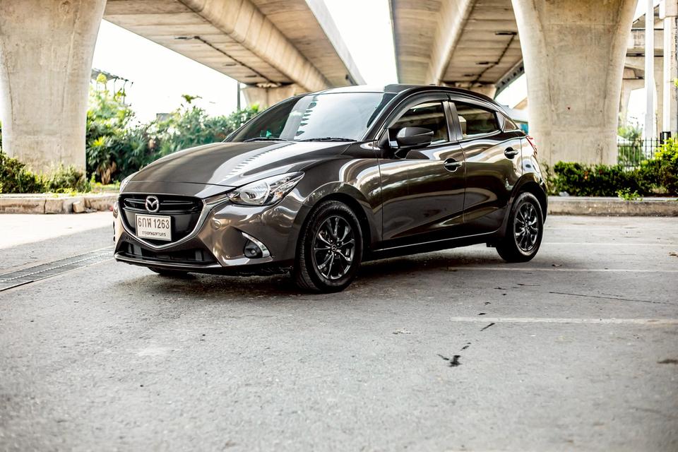 Mazda2 1.3 HighConnect Sport ปี 2017 สีน้ำตาล มือเดียวป้ายแดง 9
