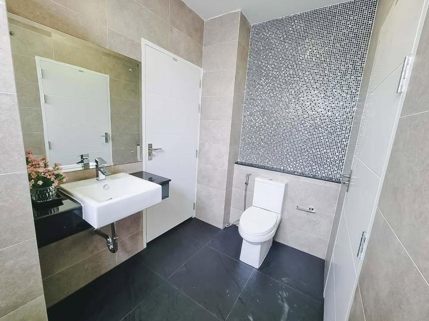 Luxury house for SALE, offering a private atmosphere and coming fully furnished. Located in the Perfect Masterpiece Sukhumvit 77 project. 18