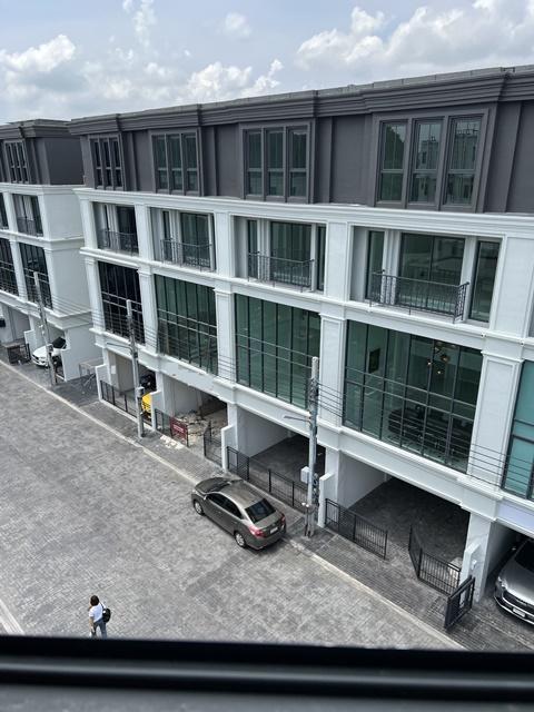 มีลิฟท์ในตัว Home Office ให้เช่าอาคาร 4.5 ชั้น 648 ตร.ม.อ่อนนุช-พัฒนาการ BTS สีเหลือง ศรีนุช 800 ม. 58ตร.ว. ระดับพรีเมีย 6