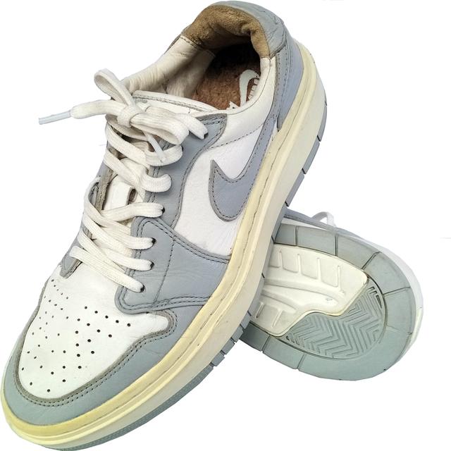 NIKE รองเท้าผ้าใบมือสอง สีเทา-ขาว พื้นสูง สภาพเหมือนใหม่ จัดส่งฟรี!!! เก็บปลายทาง 2