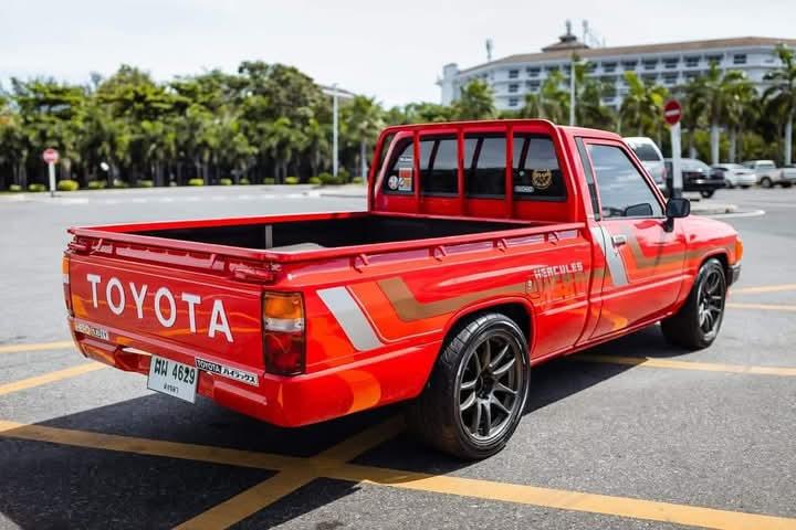 Toyota Hilux Hero สีแดงสวย 8