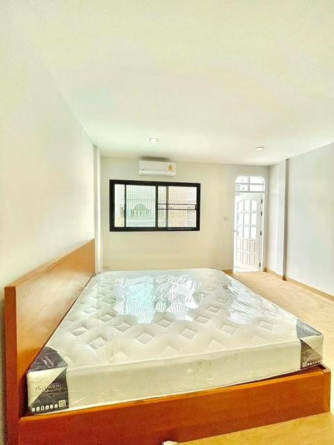 ให้เช่าทาวน์โฮม 2 ชั้น 16 ตร.วา. 130 ตร.ม. ม.นิด้า 3กม. แฮปปี้แลนด์ เดอะมอลล์ บางกะปิ 1.5กม. MRTแยกลำสาลี 2.1กม. เสนาวิล 3