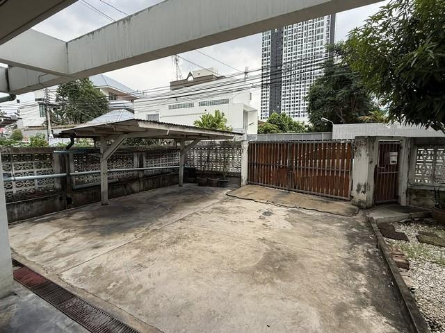 PB5984ให้เช่า บ้านเดี่ยว ย่านรามคำแหง ใกล้แยกลำสาลี บ้านหันหน้าทิศตะวันออก จอดรถในบ้านได้ 3-4 คัน ให้เช่าตามสภาพ 4