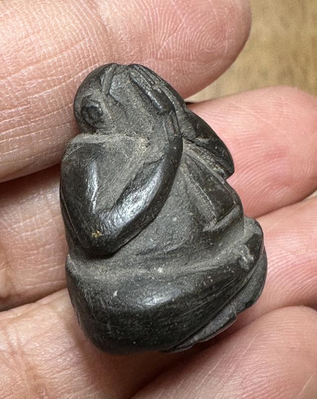 พระปิดตาเนื้อผงคลุกรักลอยองค์ ไม่ทราบที่