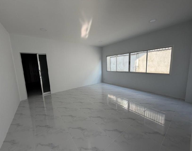 ให้เช่าโกดังพร้อมสำนักงาน สร้างใหม่ / พื้นที่ 400 ตารางเมตร / ทำเลเอกชัย บางบอน / ซอยเอกชัย เข้าซอยไม่ลึก 4