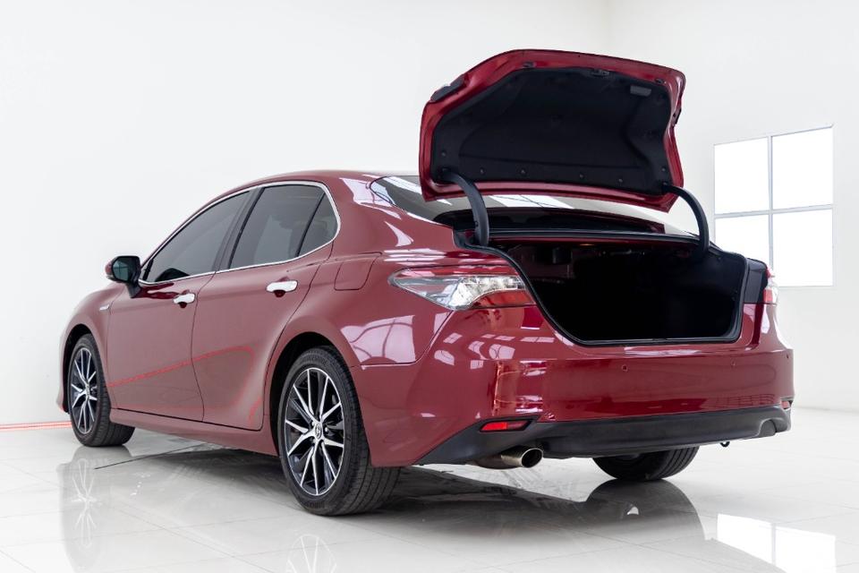 TOYOTA CAMRY 2.5 HEV PREMIUM LUXURYเกียร์ AT ปี 2022 สีแดงเลข​ไมล์  123,981 กมราคา 959,000 บาทโทร 0929699899 6B407 รูปที่ 6